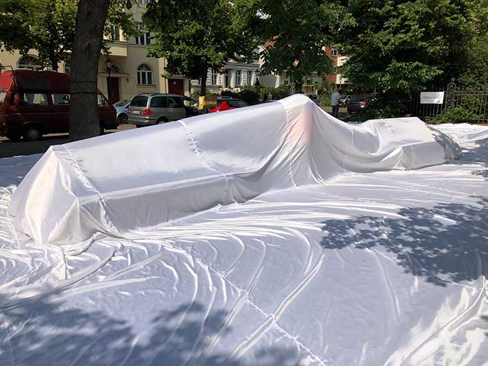 rixxperiment abgedeckt/ ein Tuch deckt den Richardplatz ab